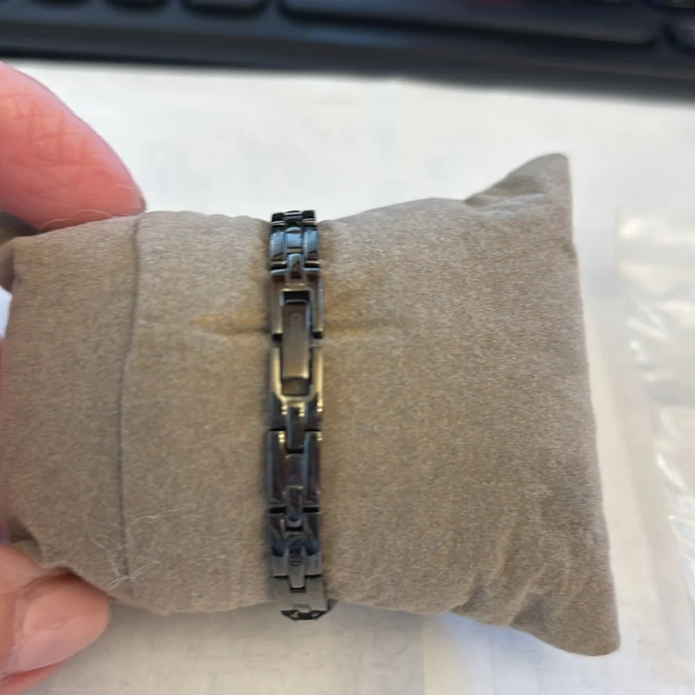 Seiko Solar Women’s Go Red Petite Dress Heart watch - worn once! - Picture 5 of 6